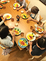 オムライスを食べている様子